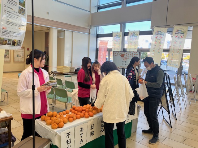 小田原短期大学試食用みかんをお渡ししている様子