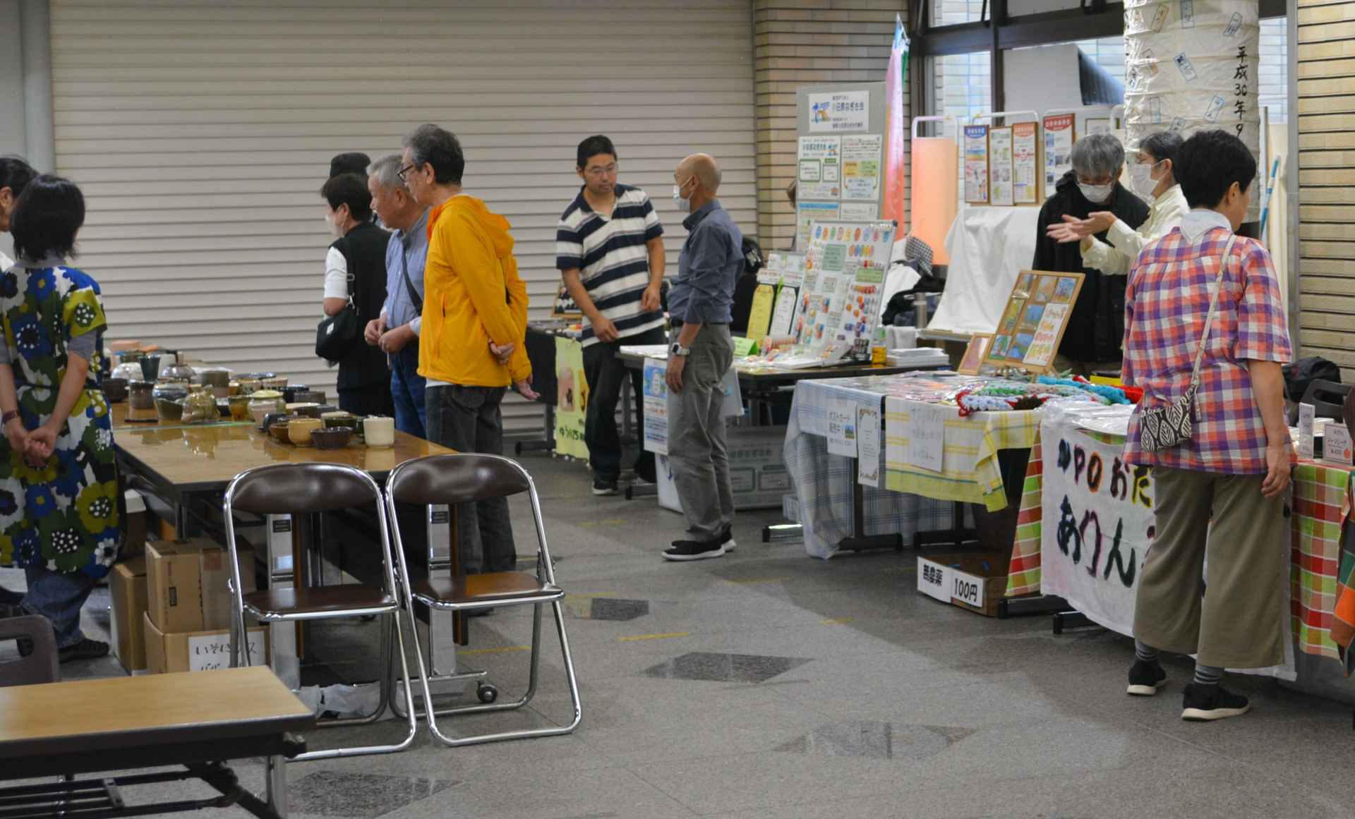 小物などの販売をしている