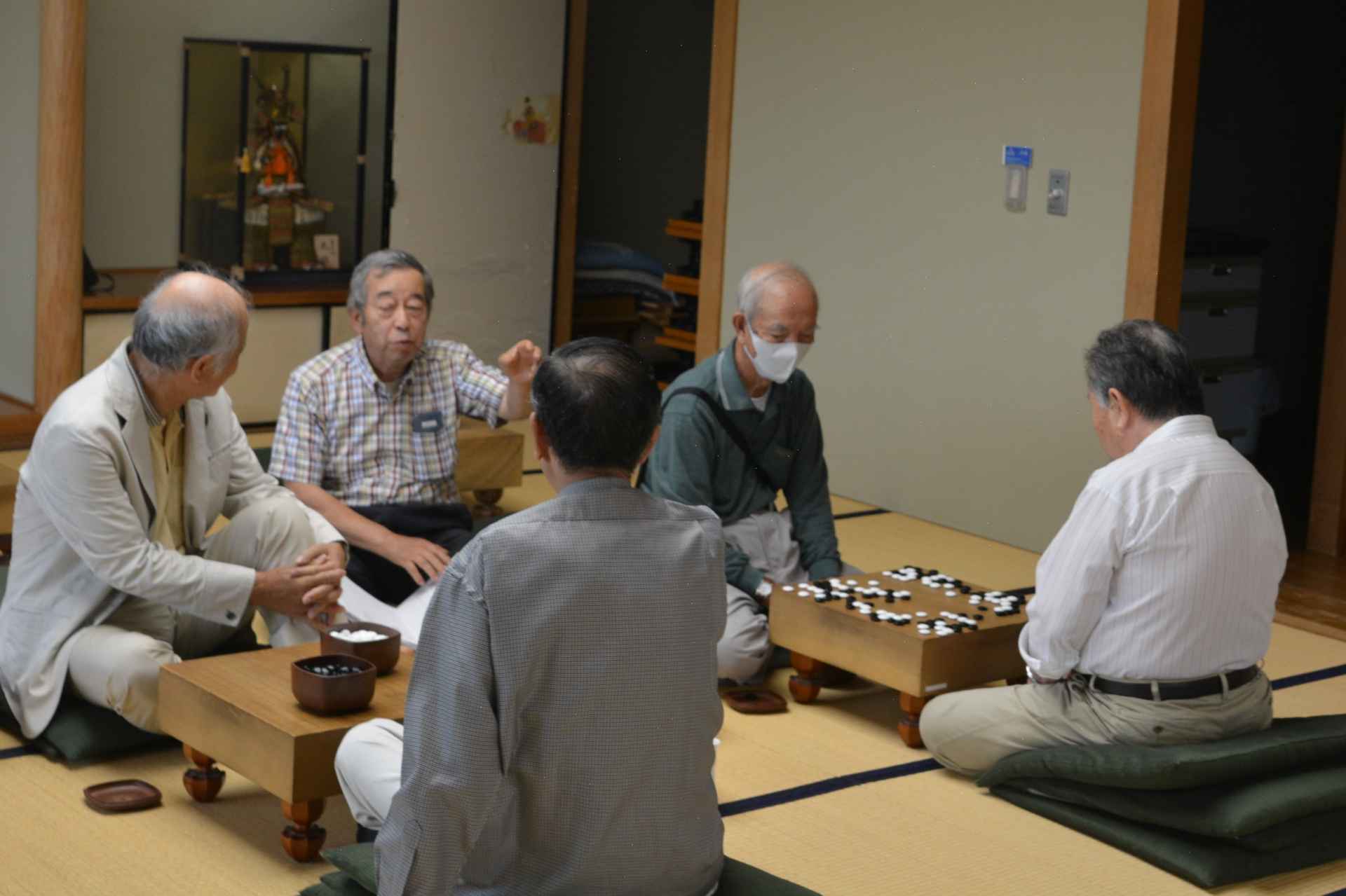 囲碁を打っていsる