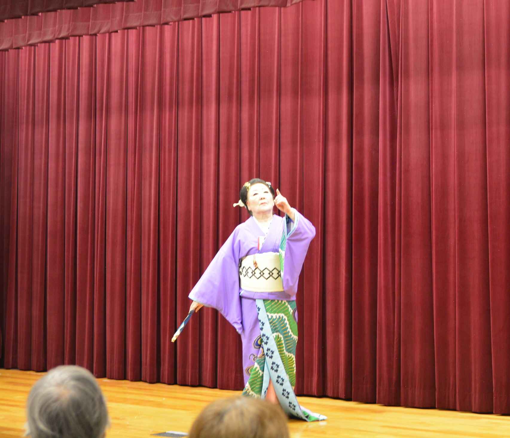 日舞を踊っている