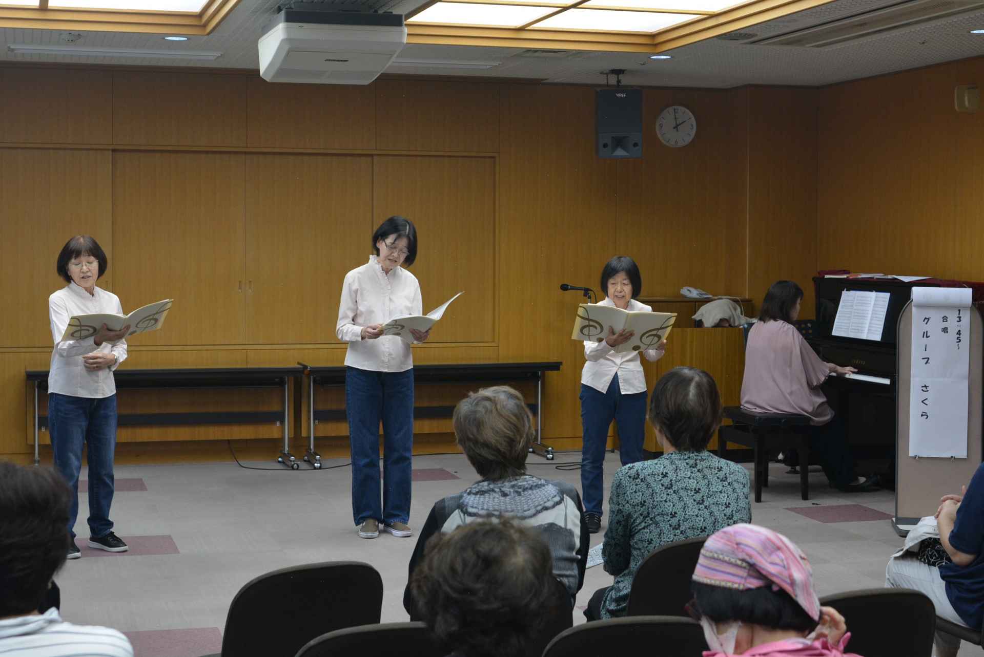 歌を歌っている