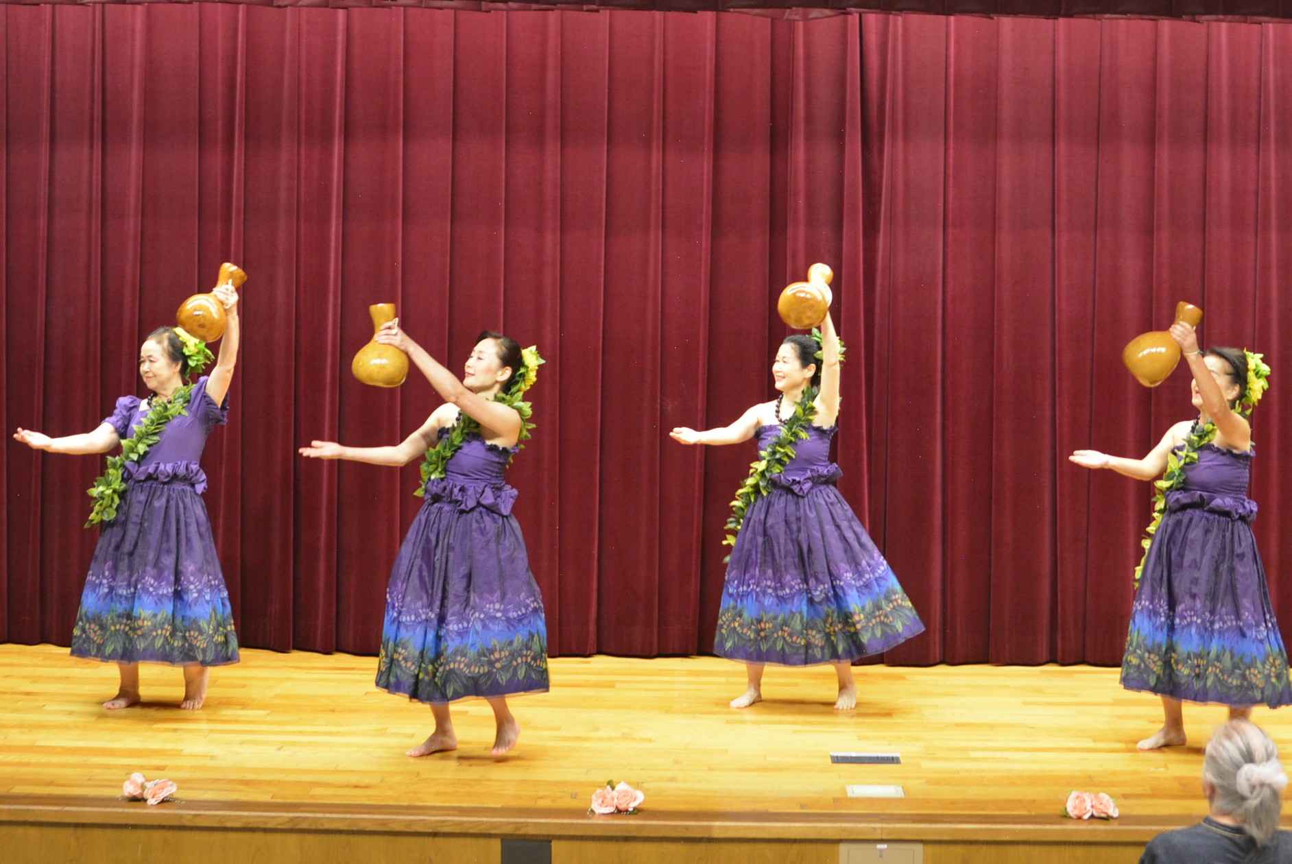 フラダンスをしている