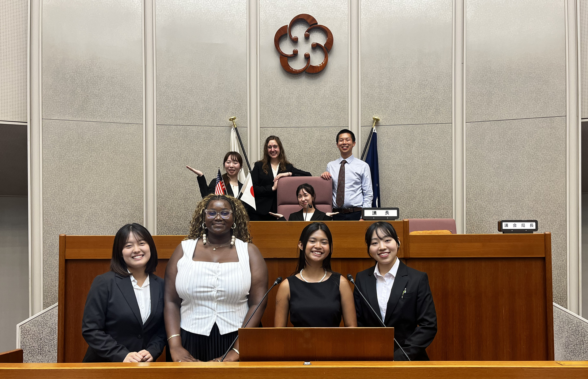 小田原市議会議場にて記念撮影をする様子
