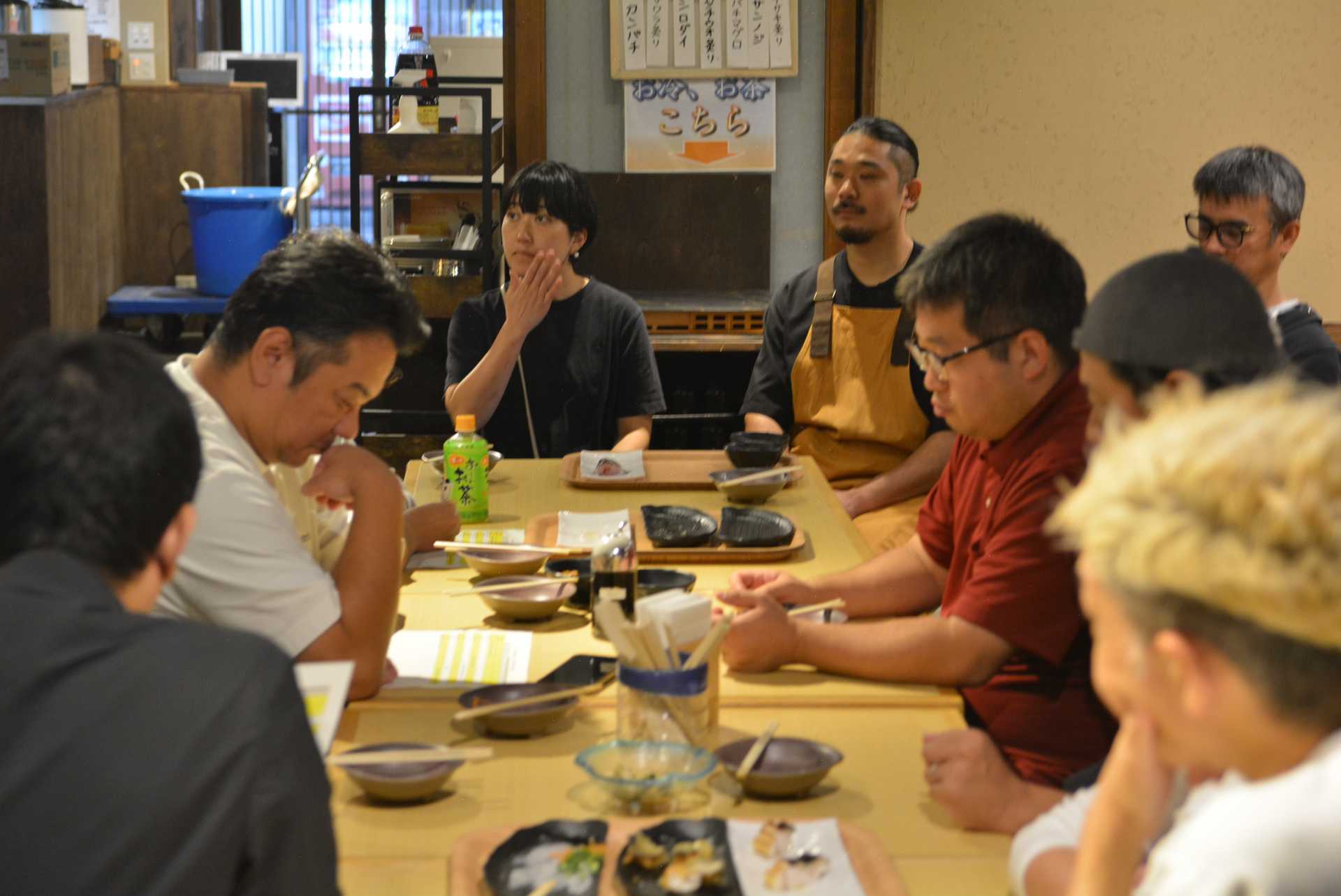 ウツボの調理方法等を意見交換する様子