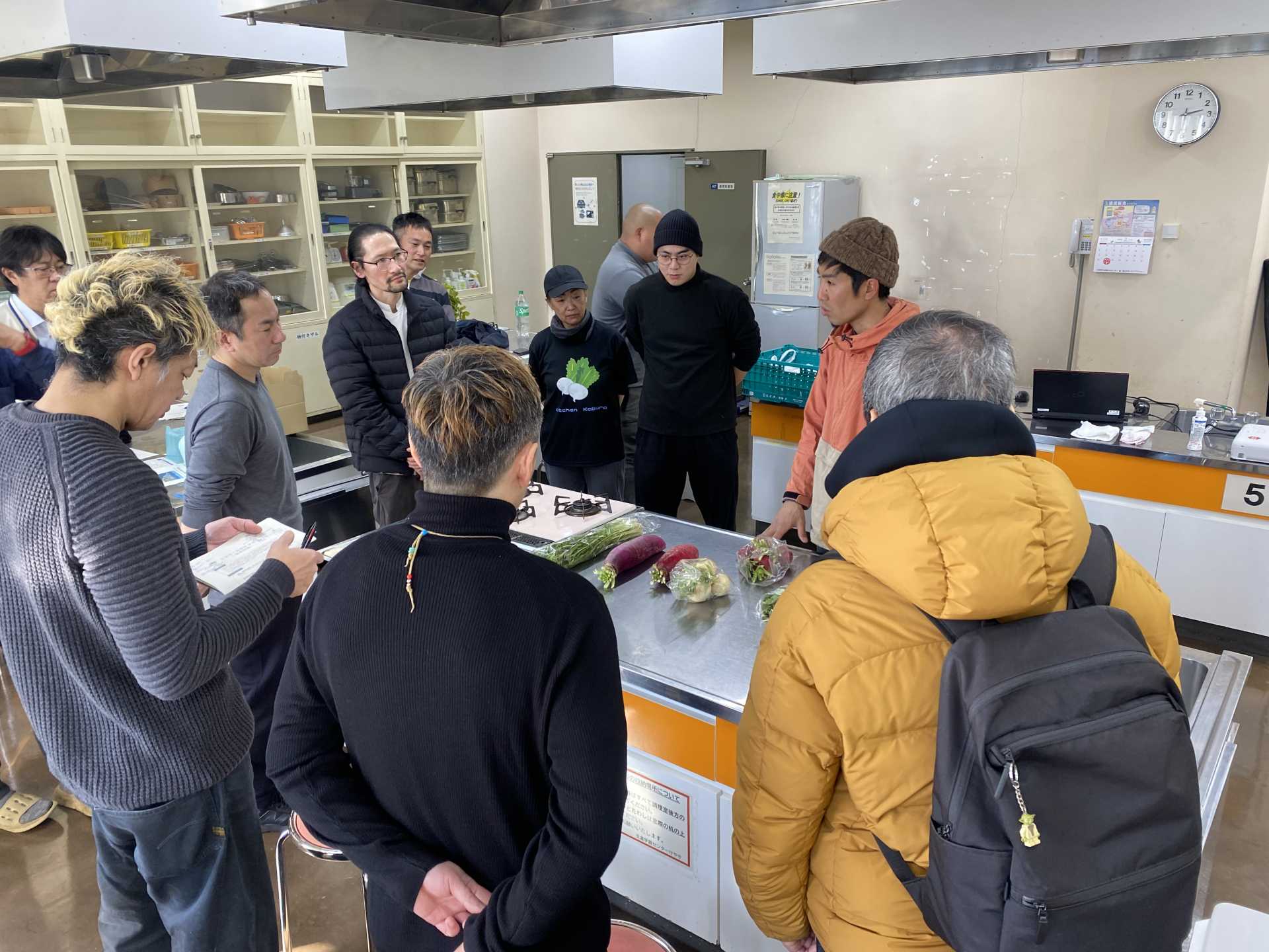 生産者さんが食材を紹介する様子