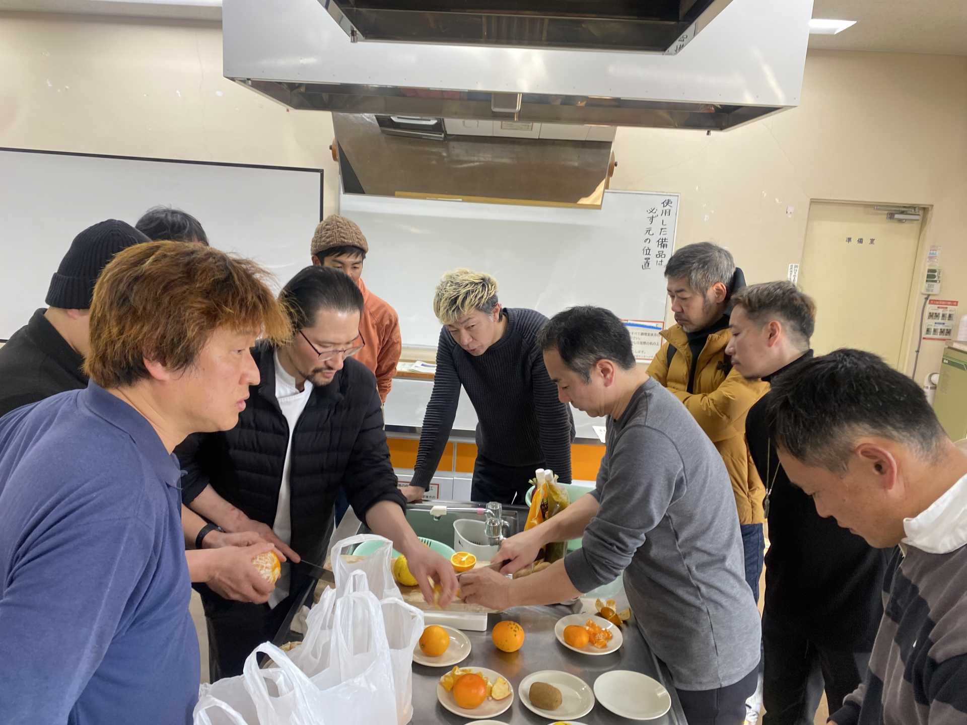 持ち寄った食材を調理する様子