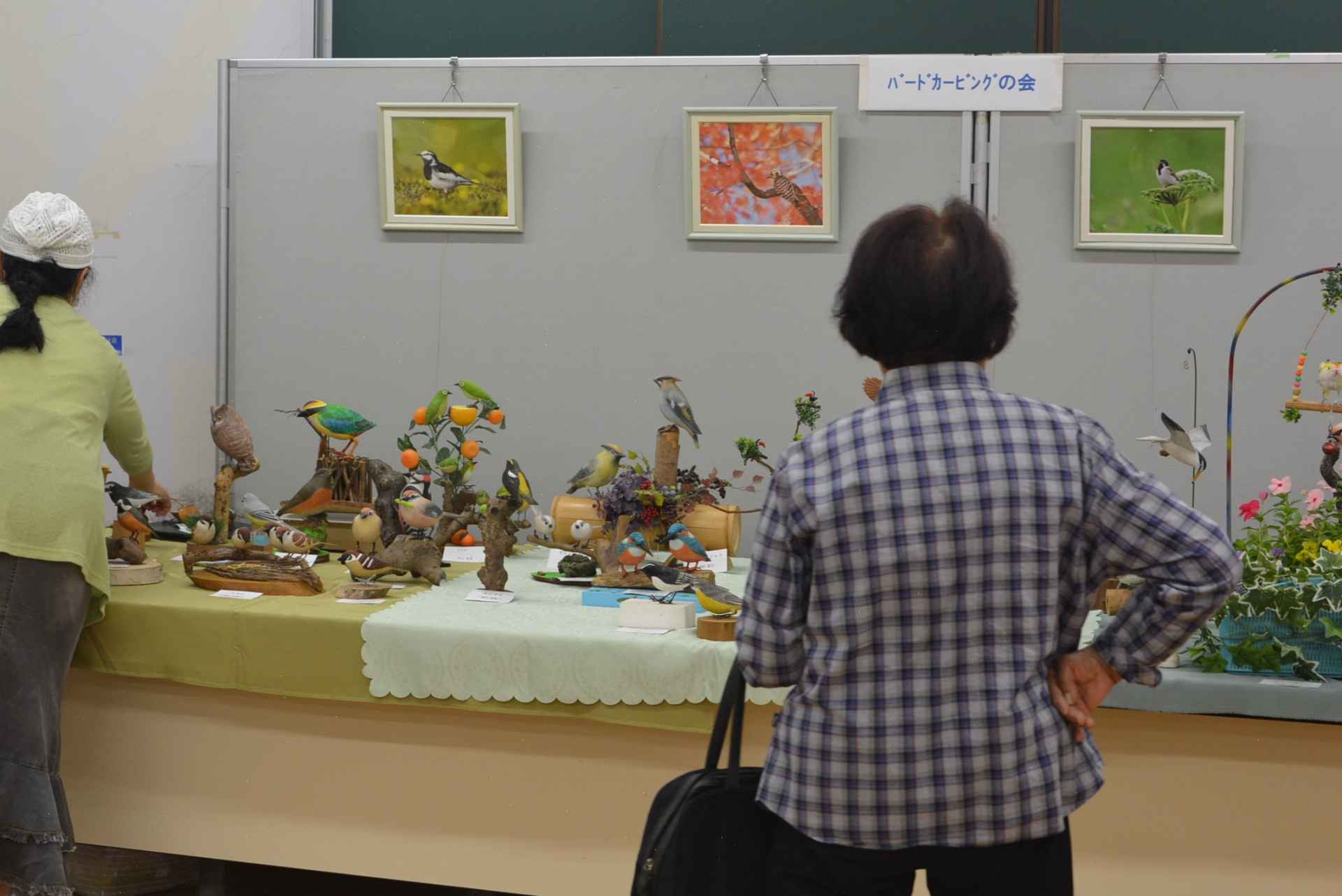 バードカービングの作品の展示