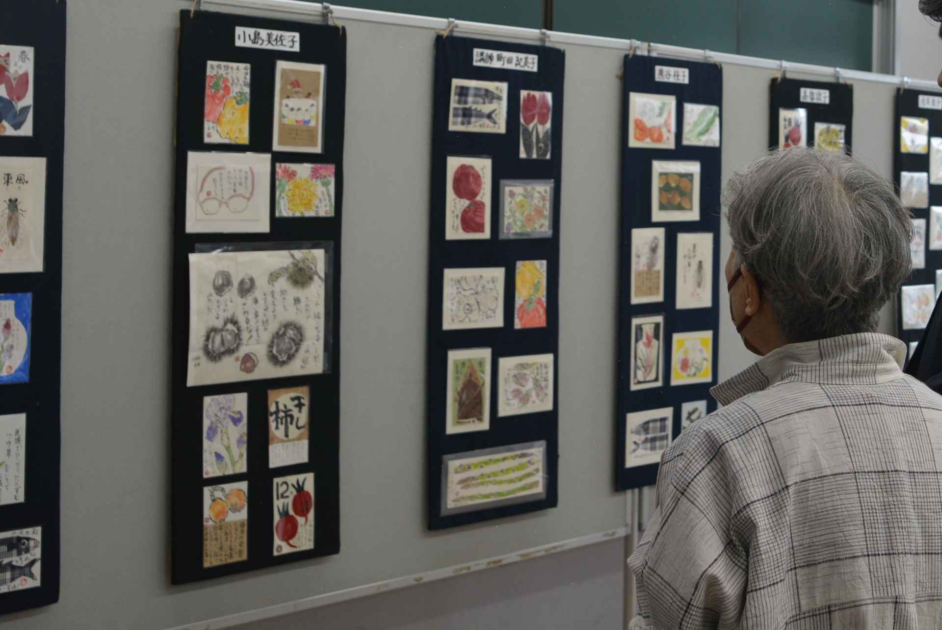 絵手紙の展示をしている