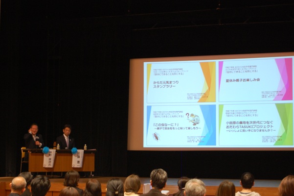 専門課程受講生によるグループワーク発表の講評（神野直彦名誉校長と加藤憲一市長）