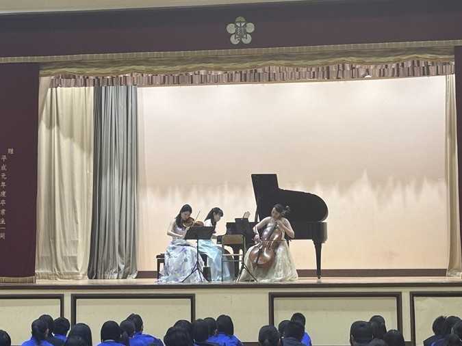 ピアノトリオのアウトリーチ実施の様子