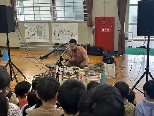 バケツドラマーMASAのアウトリーチ実施の様子