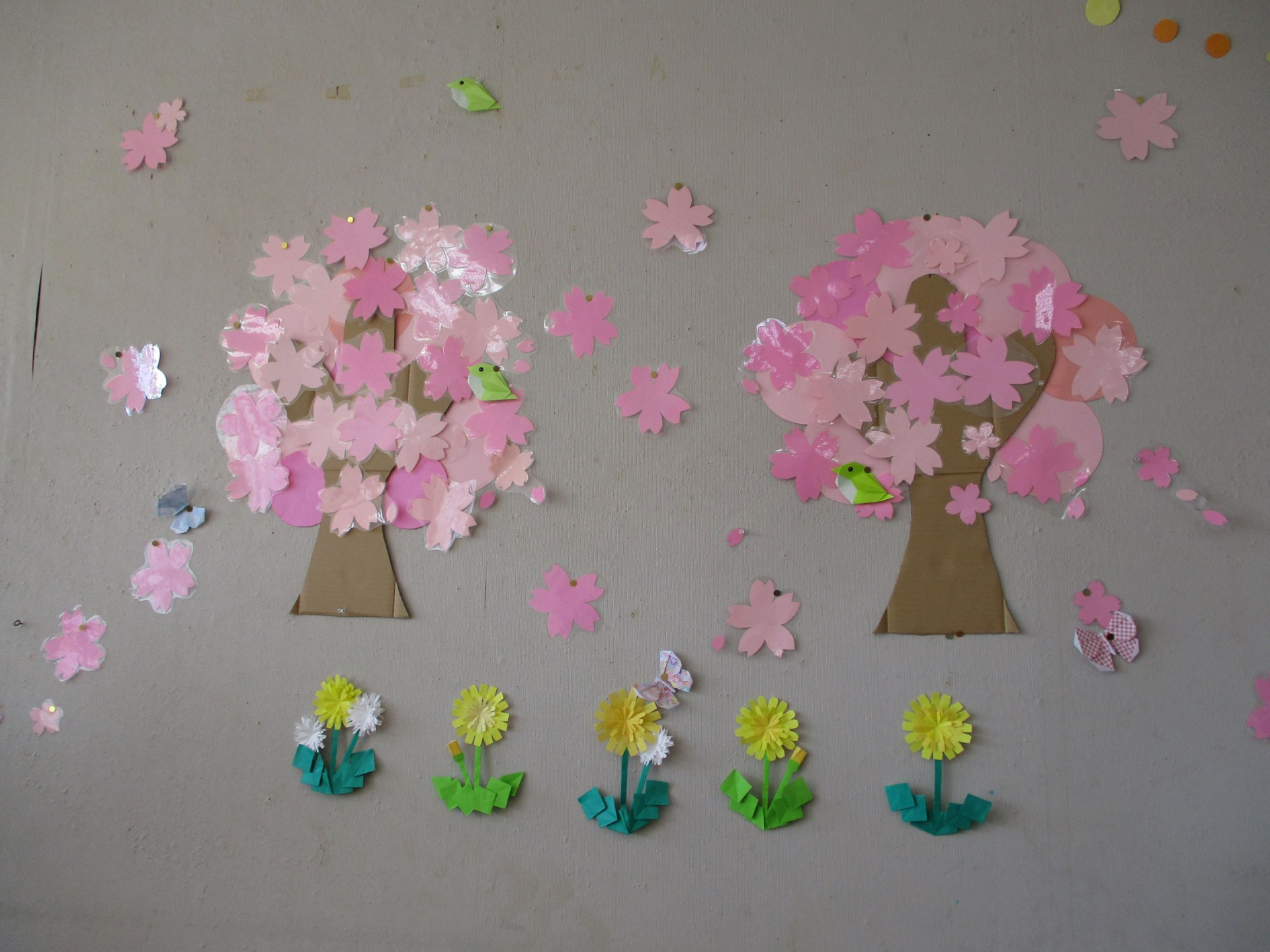 桜の飾りつけをした壁面