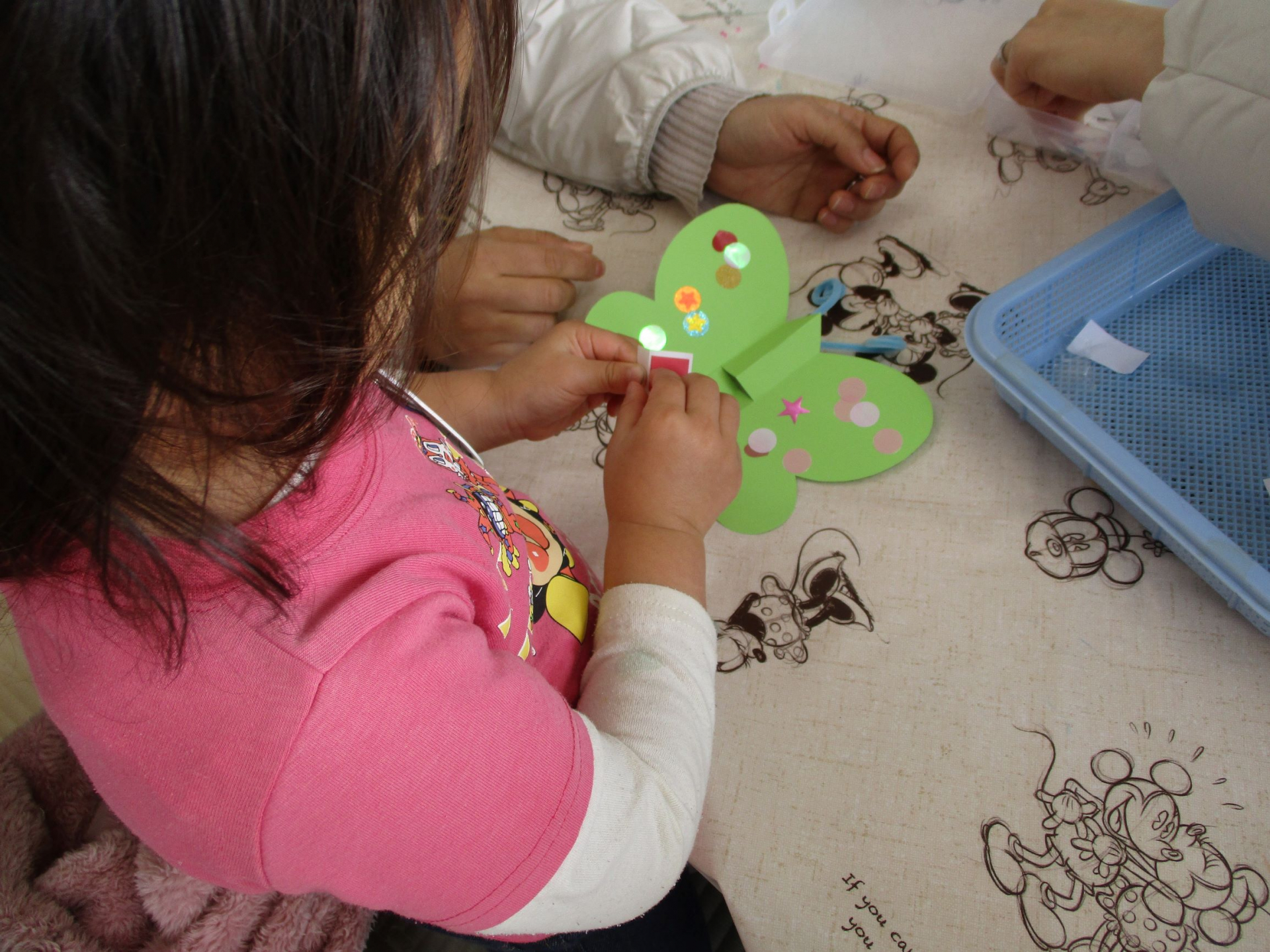 子どもがシールを貼っている