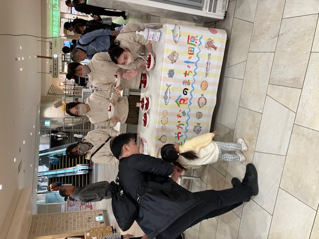 いちご試食の様子（親子と小田短）