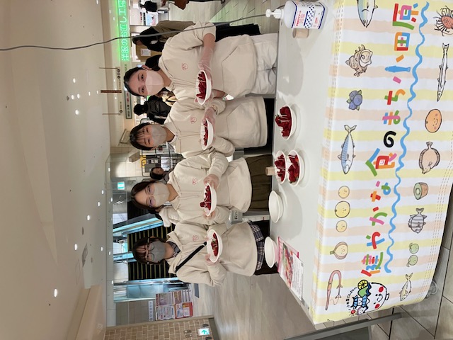 試食の手伝いをしてくれている小田短学生