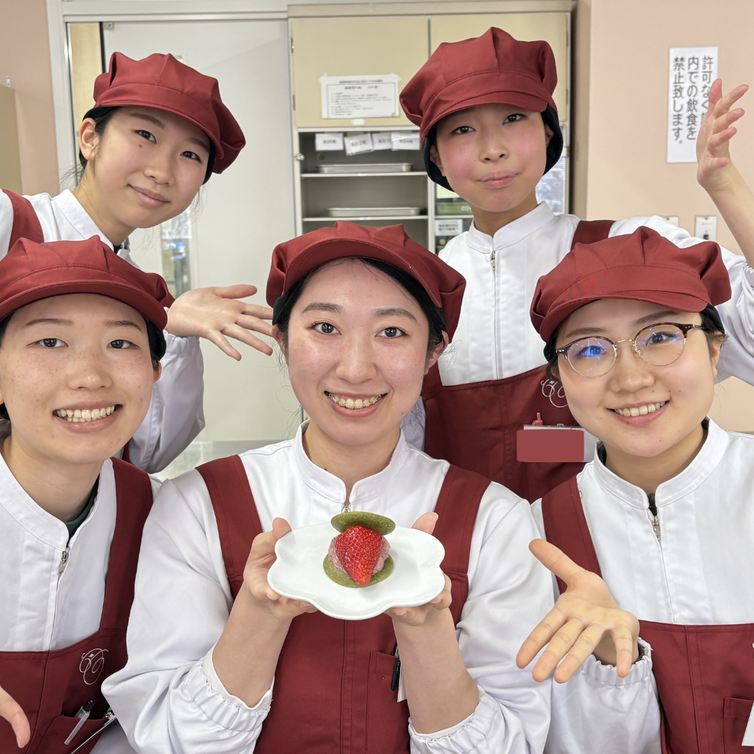 小田原短期大学学生と試作品（いちごどら焼き）
