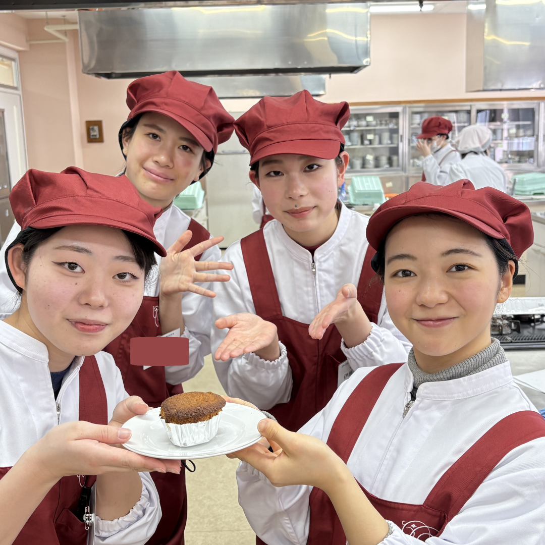 小田原短期大学学生と試作品（いちごのカップケーキ）
