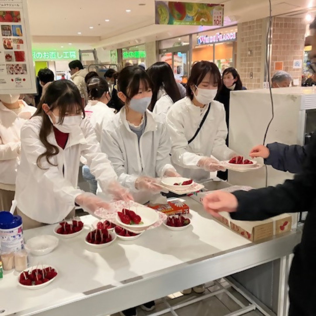 イベント当日の様子（小田原短期大学学生によるいちご試食の配布）