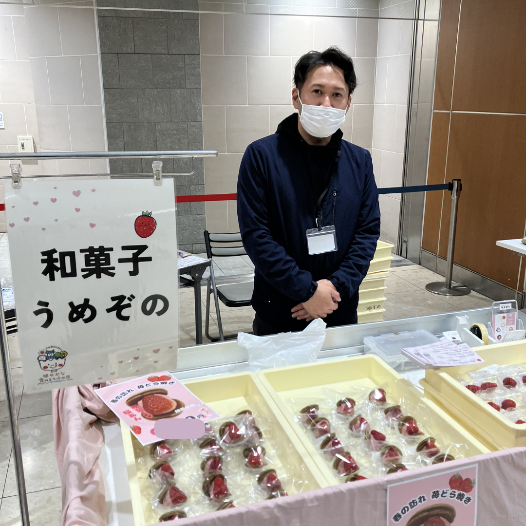 市内事業者による学生開発レシピ（いちごどら焼き）販売の様子