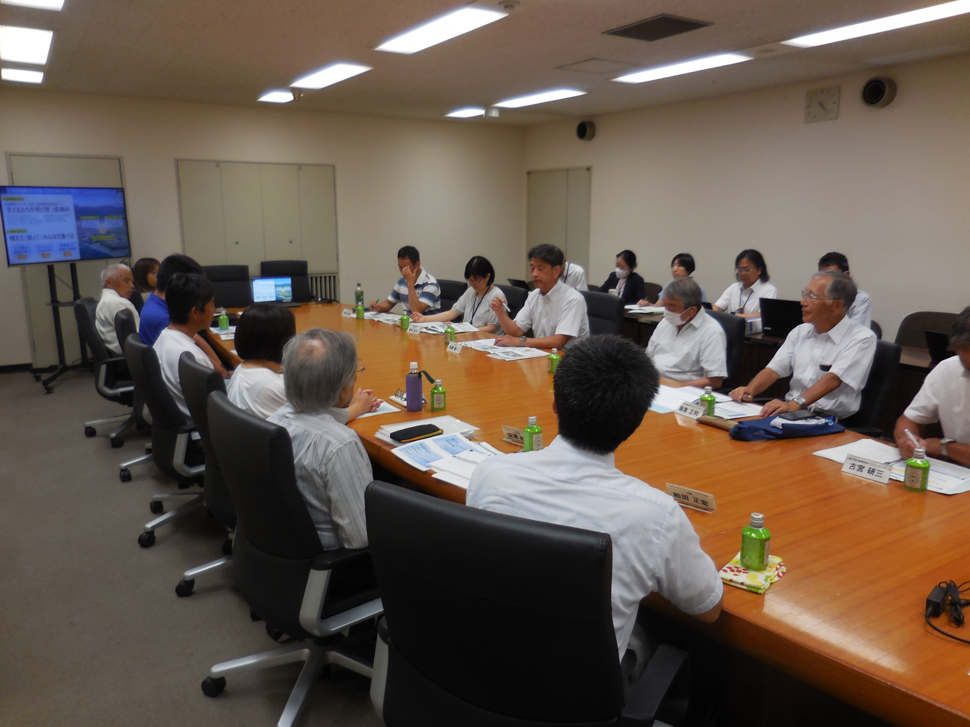 令和７年３月及び７月に、市内の実践者らを一堂に会した「エディブル・スクールヤード妄想会議」を開催し、既に市内で展開されている多様な実践を共有するとともに、本取組の基本的な考え方や今後の展開について意見交換を行いました。