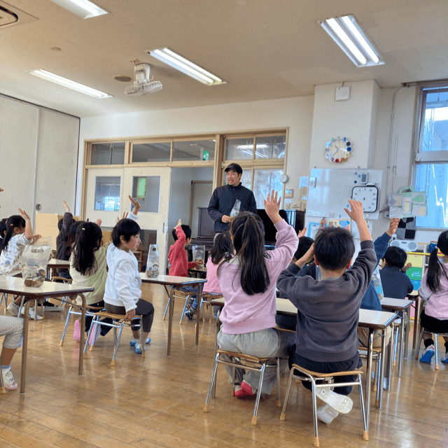 キウイ農家が子供にクイズを出している様子