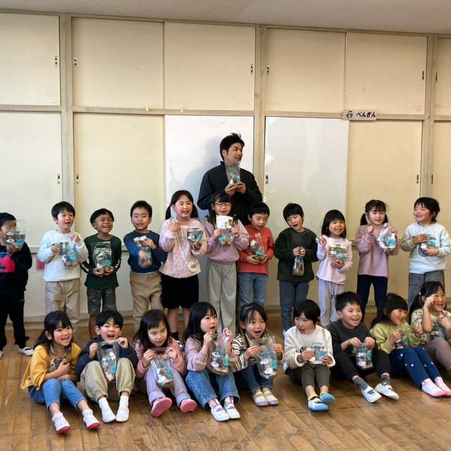 子どもとキウイ農家の集合写真