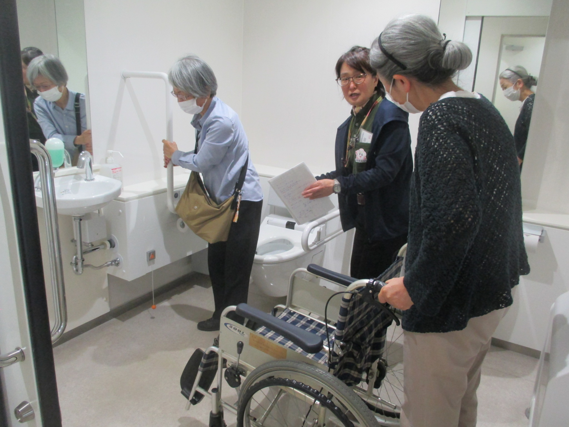 車いす体験の様子（専門課程「サポートの必要な人を支える」）