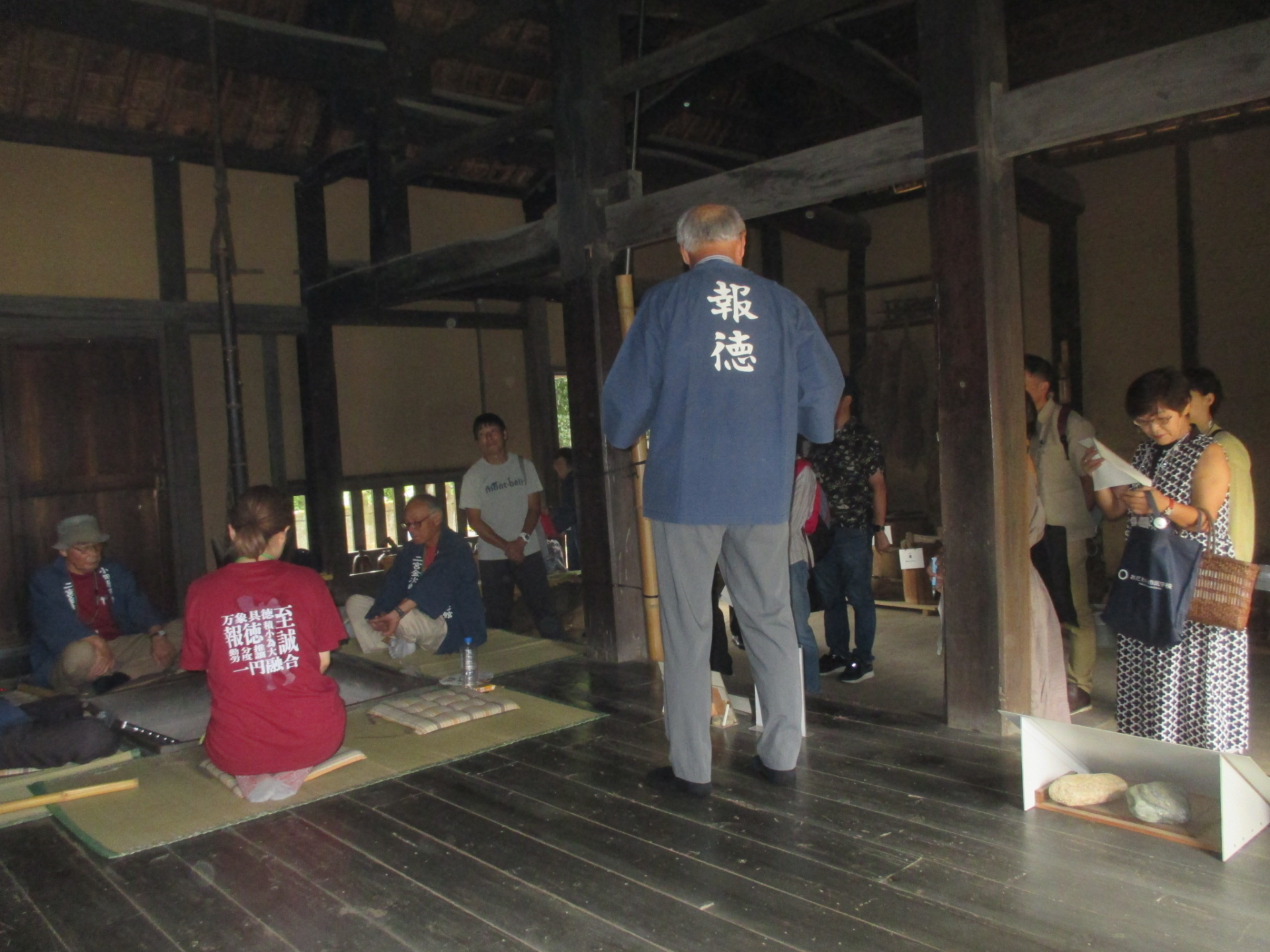 尊徳記念館でのいろり燻蒸見学の様子（教養課程「二宮尊徳の教えを継承する」）