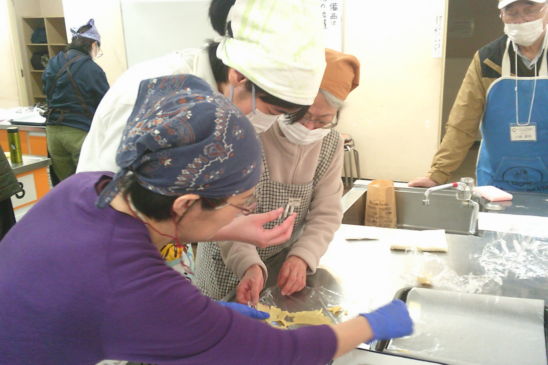 施設利用者と米粉クッキー作り（専門課程「サポートの必要な人を支える」）