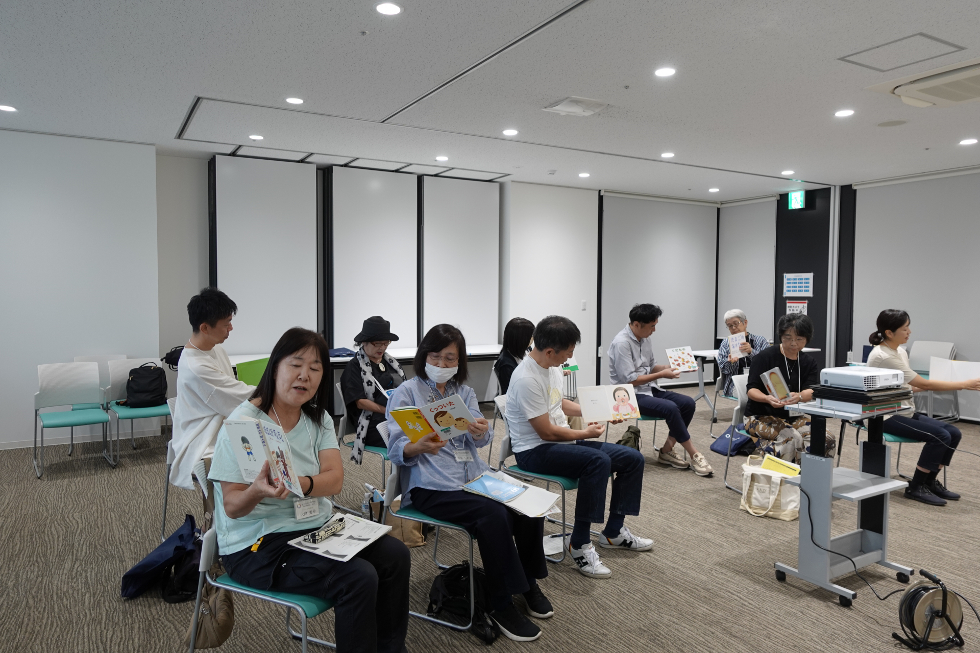 小田原駅東口図書館での絵本の読み聞かせ体験（専門課程「子どもを見守り育てる」）