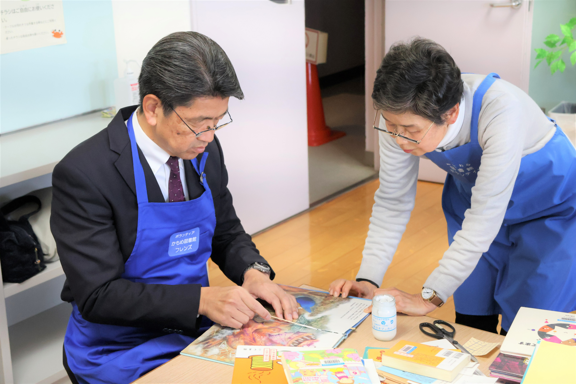 本の修理体験をする加藤憲一市長の写真