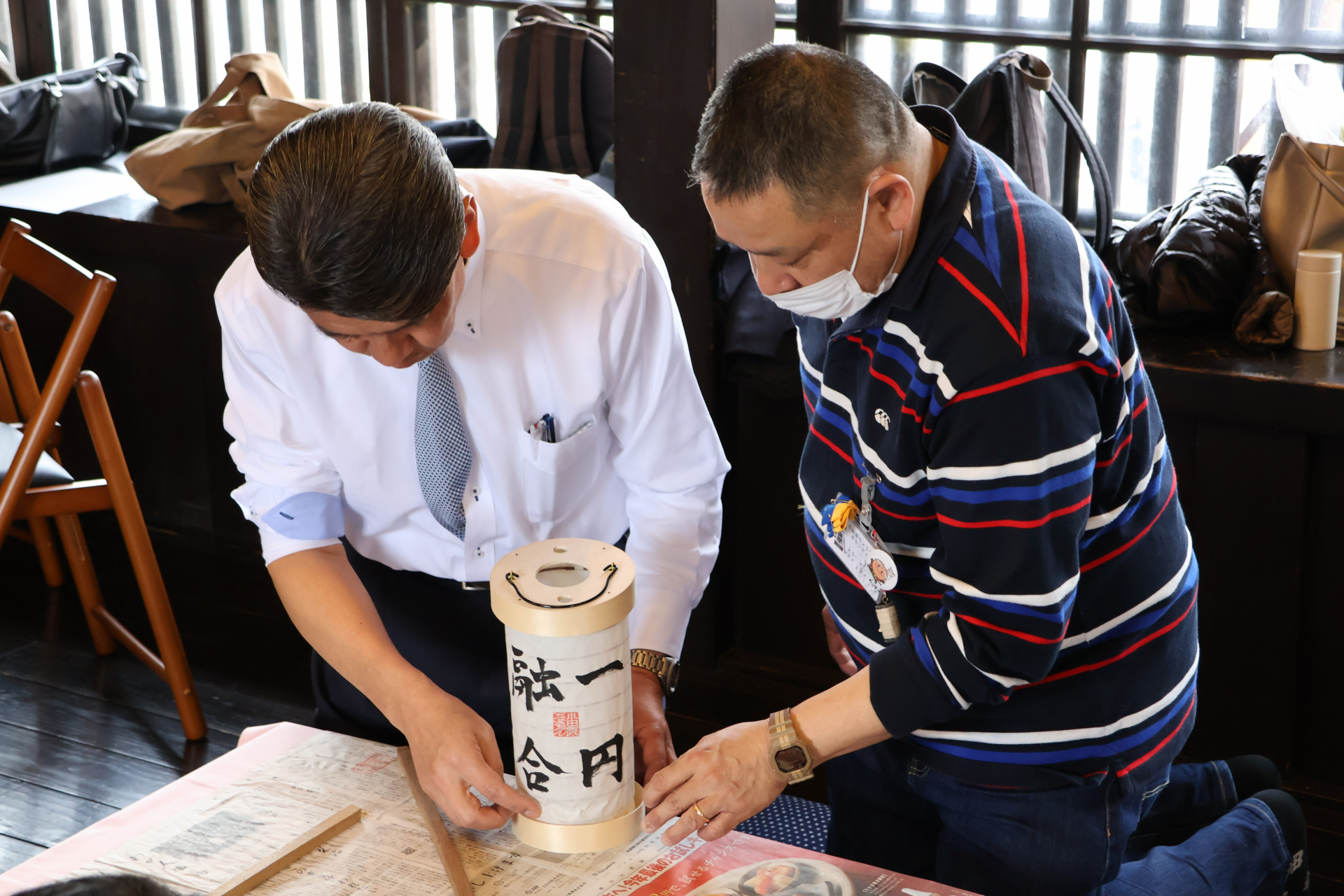小田原ちょうちんの製作体験をする加藤憲一市長の写真
