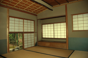 初心者大歓迎。 茶筅（ちゃせん）や茶碗（ちゃわん）など、道具の基本の扱い方と、おいしい抹茶の点（た）て方をお伝えします。 茶人・松永耳庵が愛した老欅荘で、自ら点てたお茶を味わってみませんか。