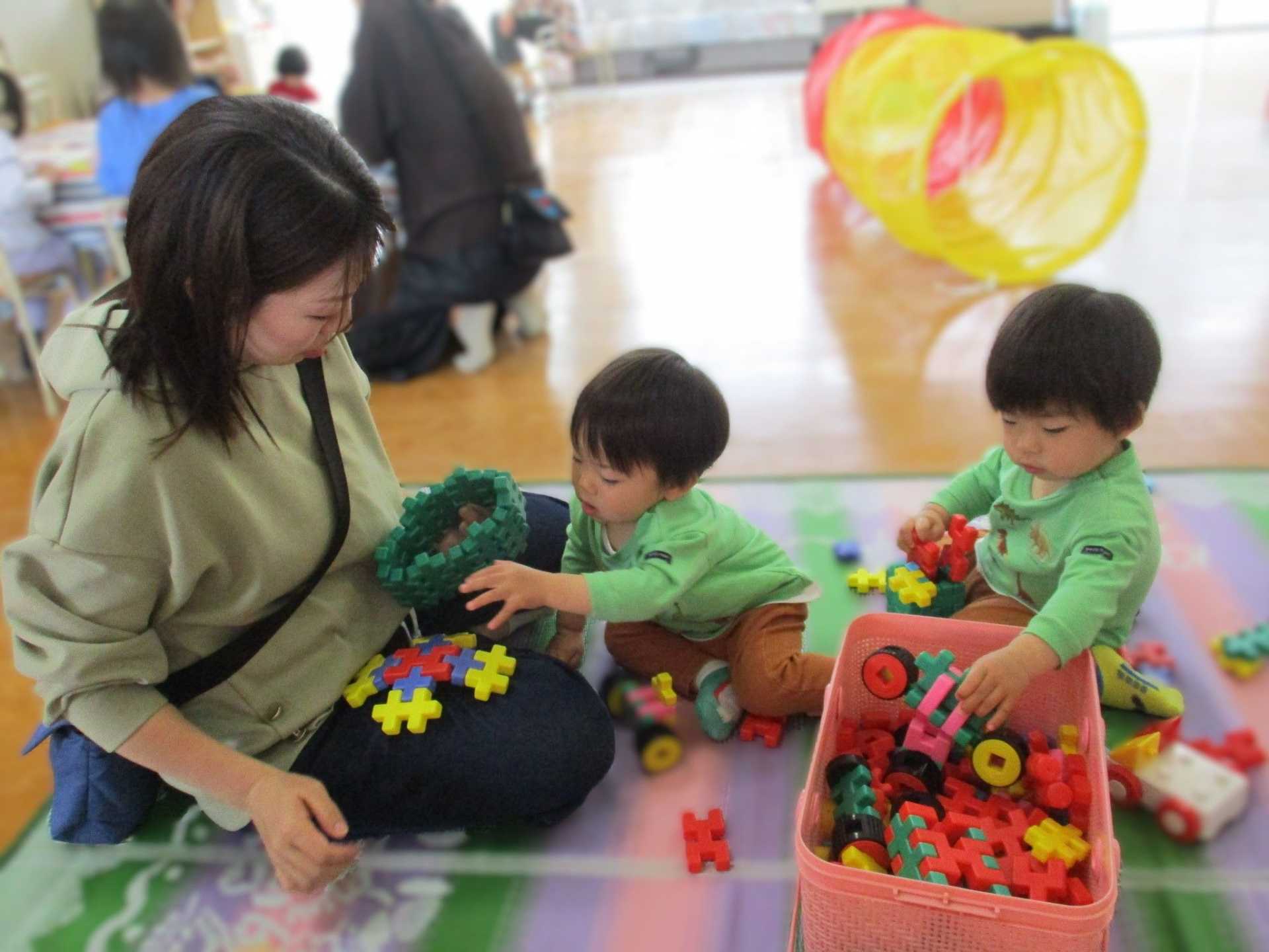 親子でブロックをして遊んでいるところ
