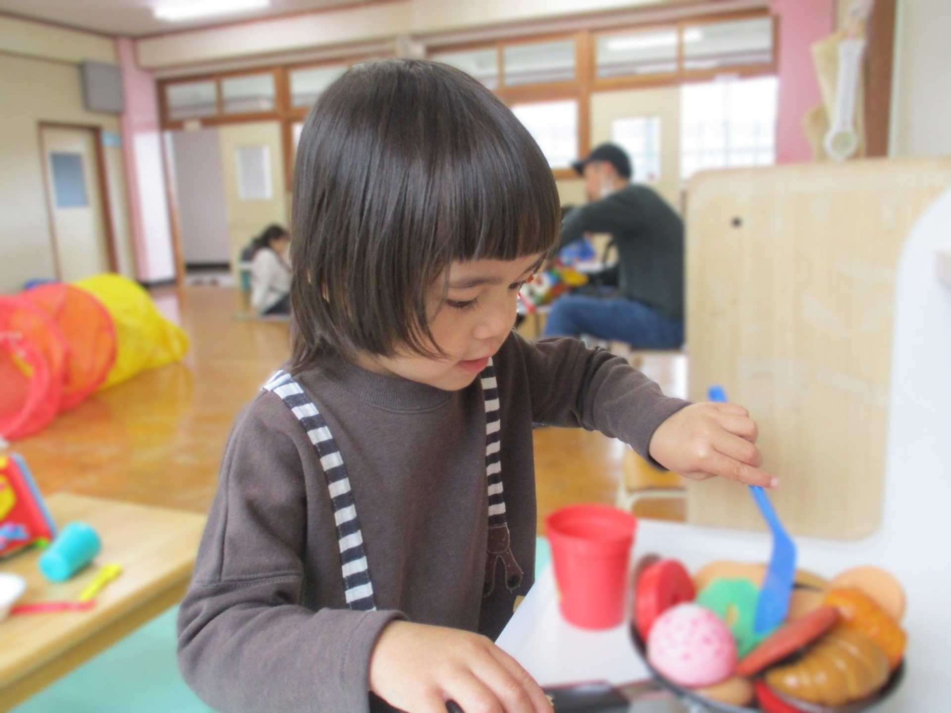 ままごとで料理をつくって遊んでいるところ