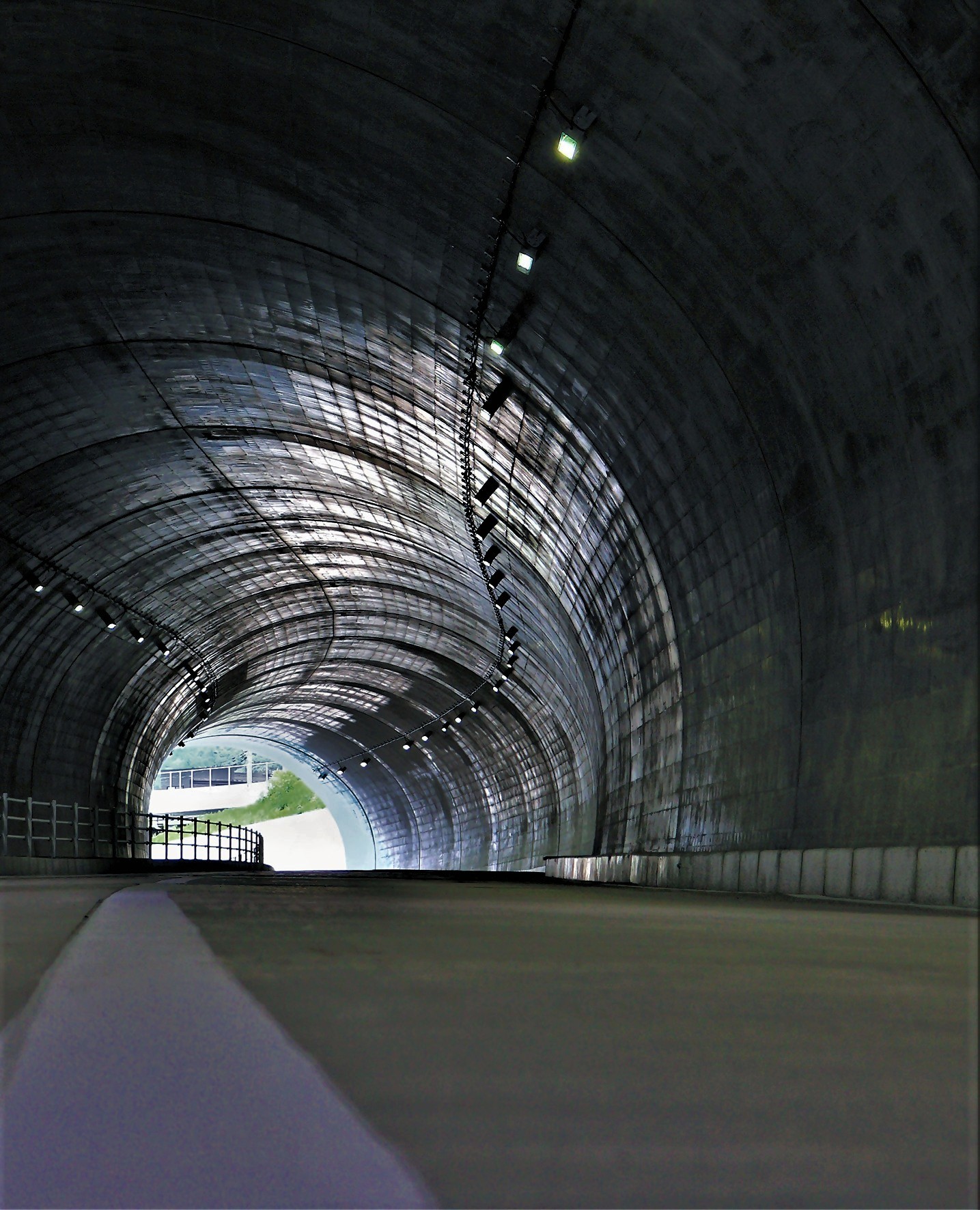 今回開通した「新坂下トンネル」の写真です。