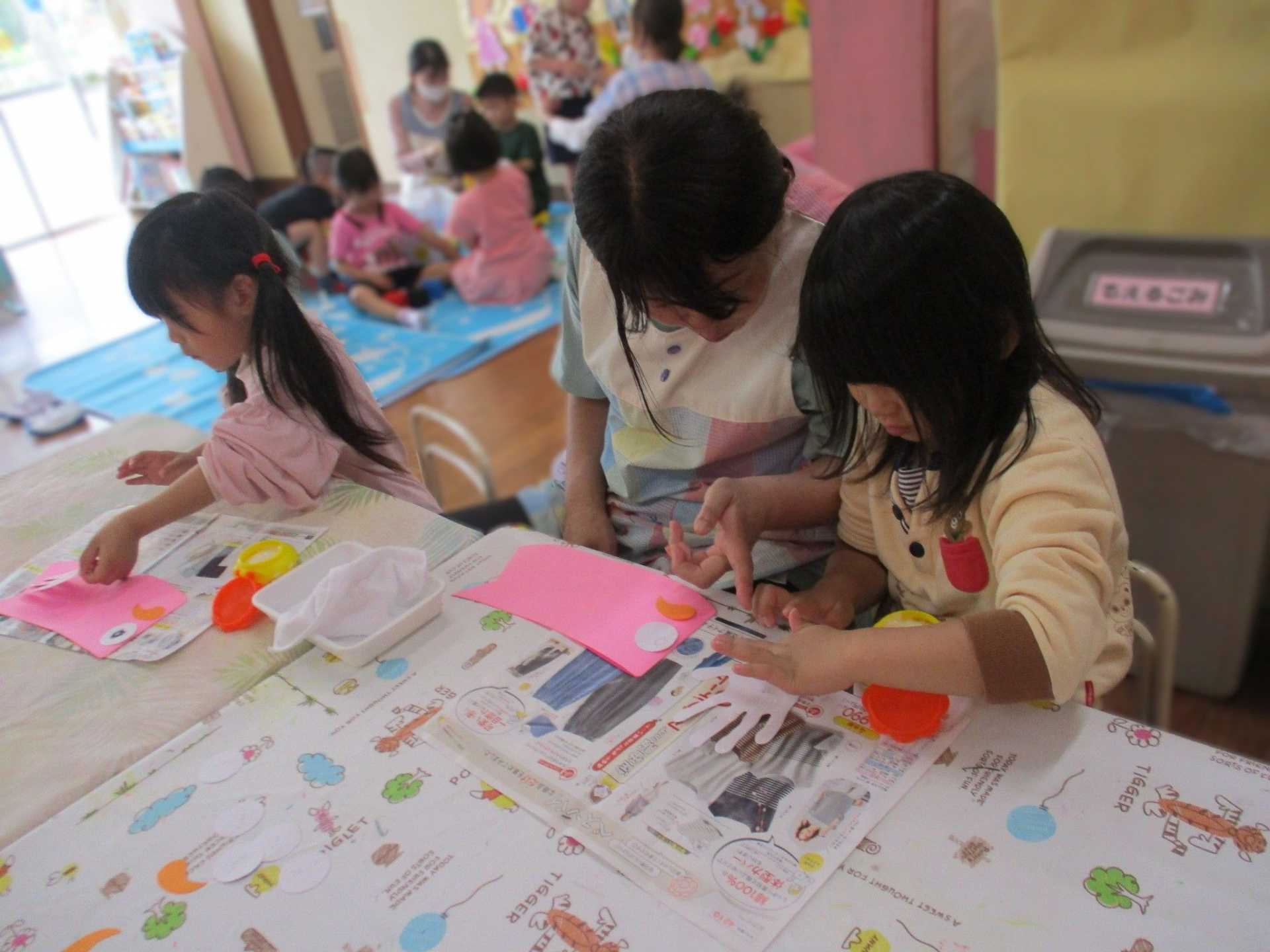 こいのぼりを作っている写真