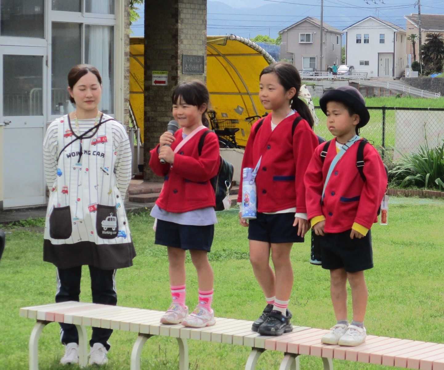 マイクで今日楽しかったことを話している写真