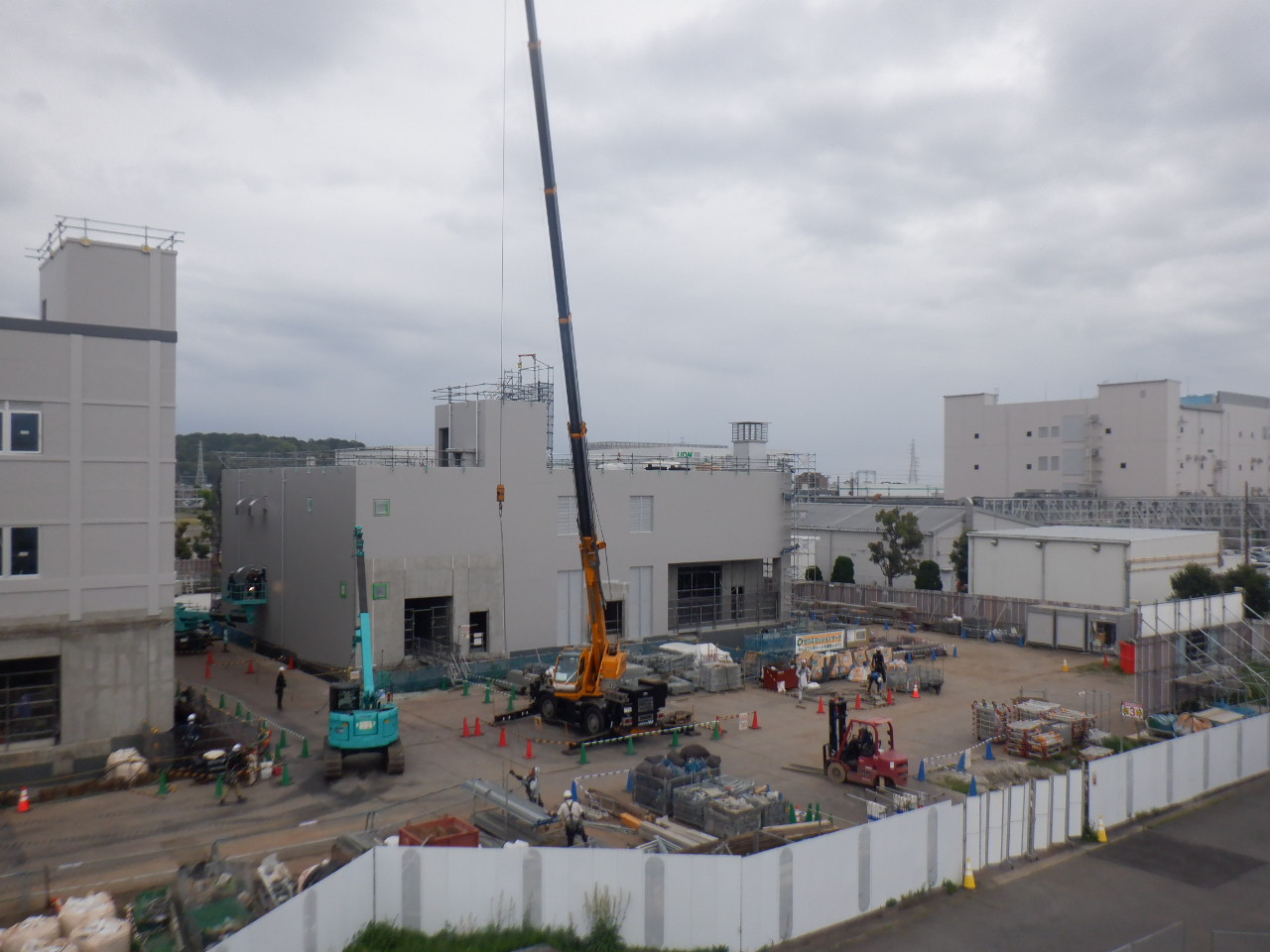 写真は送水ポンプ棟について、コンクリート打設工事が完了し、外壁の防水工事を施工している様子です。
