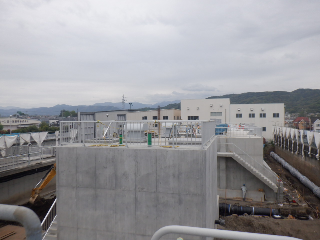 写真の着水井（画面手前側）・濃縮槽（画面奥側）はコンクリート打設工事が完了しました。着水井では水張試験を行い、水漏れがないことを確認しています。