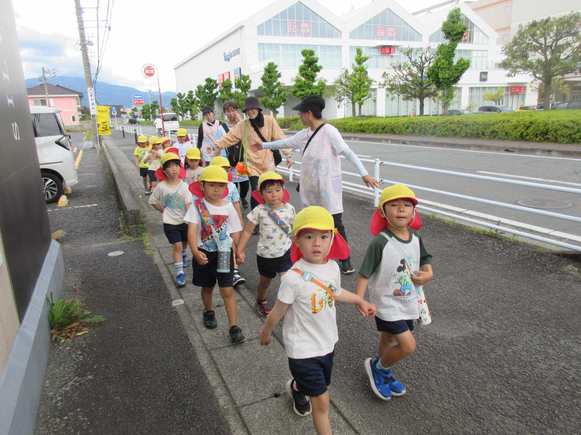 園外散歩で道路を歩いているところ