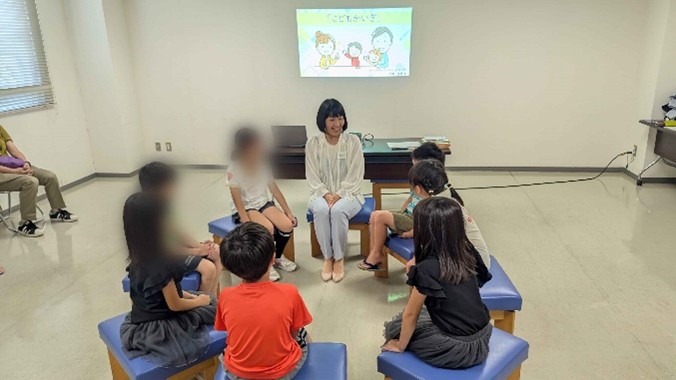 初めて会うお友達と初めての「こどもかいぎ」に緊張するこどもたち