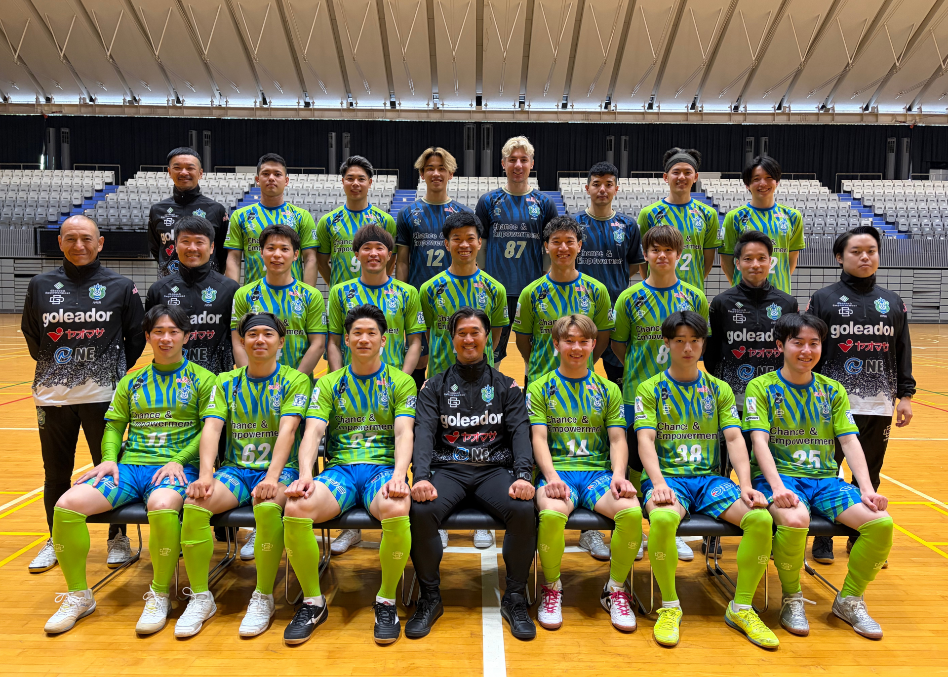 湘南ベルマーレフットサルクラブ選手・スタッフ集合写真