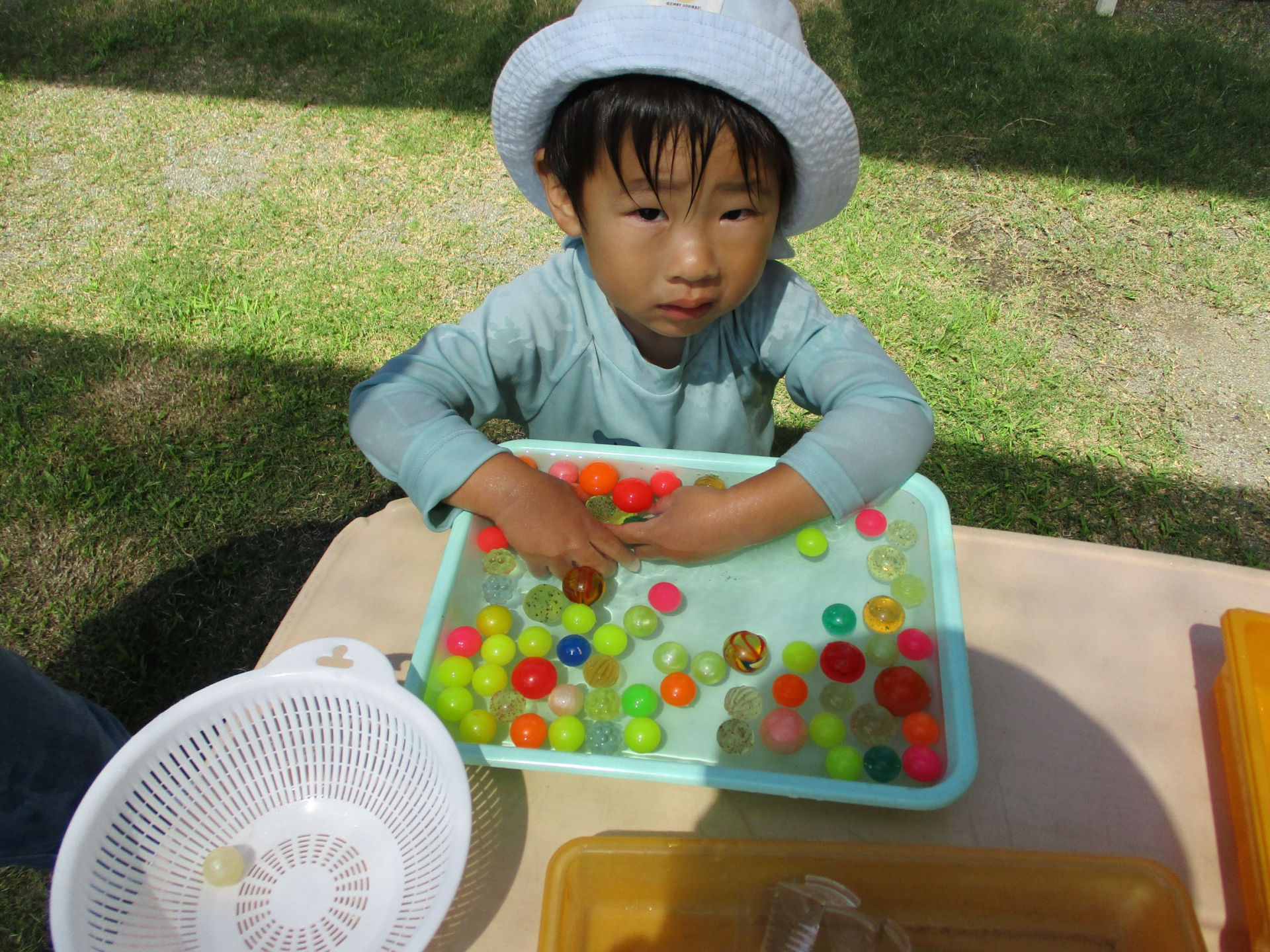 スーパーボールで遊んでいる