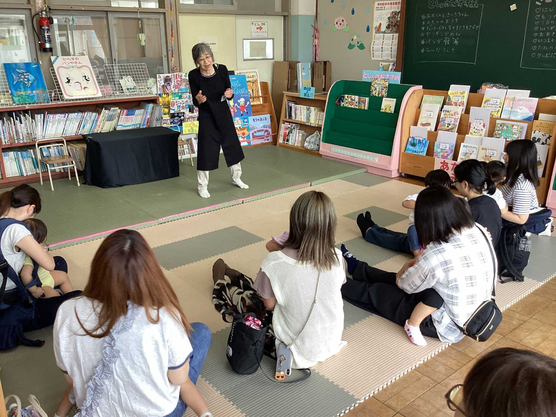 ふれあい遊びをしている