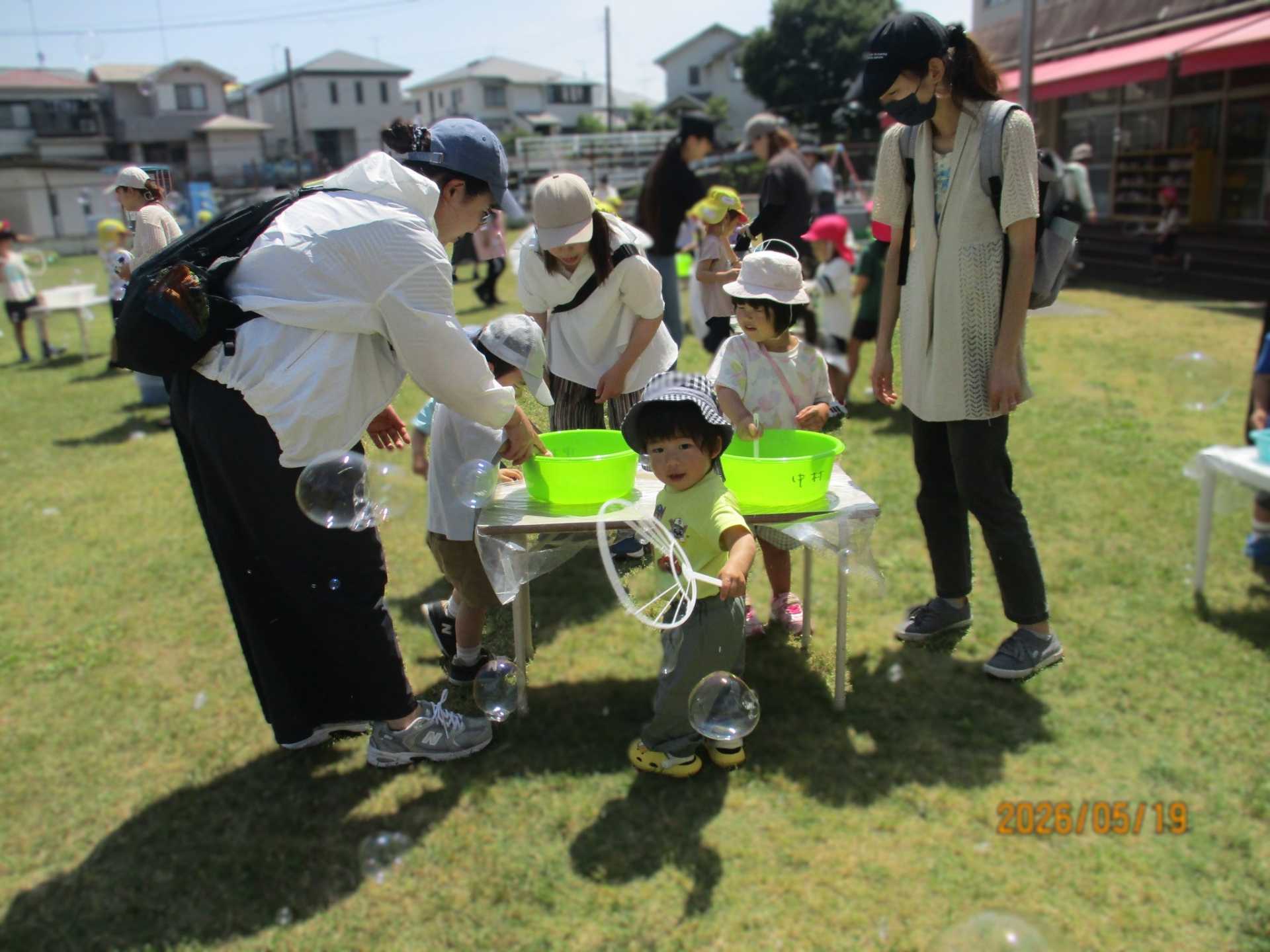 親子でシャボン玉遊びをしているところ