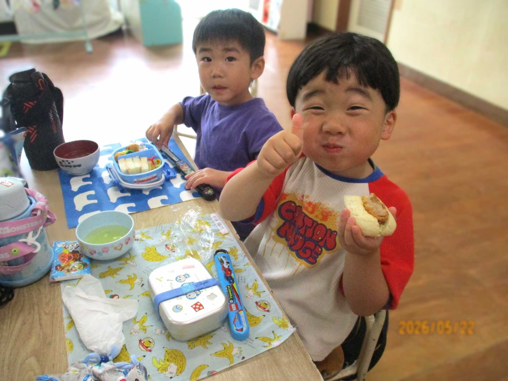 園児が保育室で弁当を食べているところ