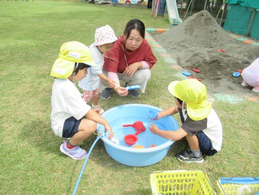 ようちえんで園児と交流している様子