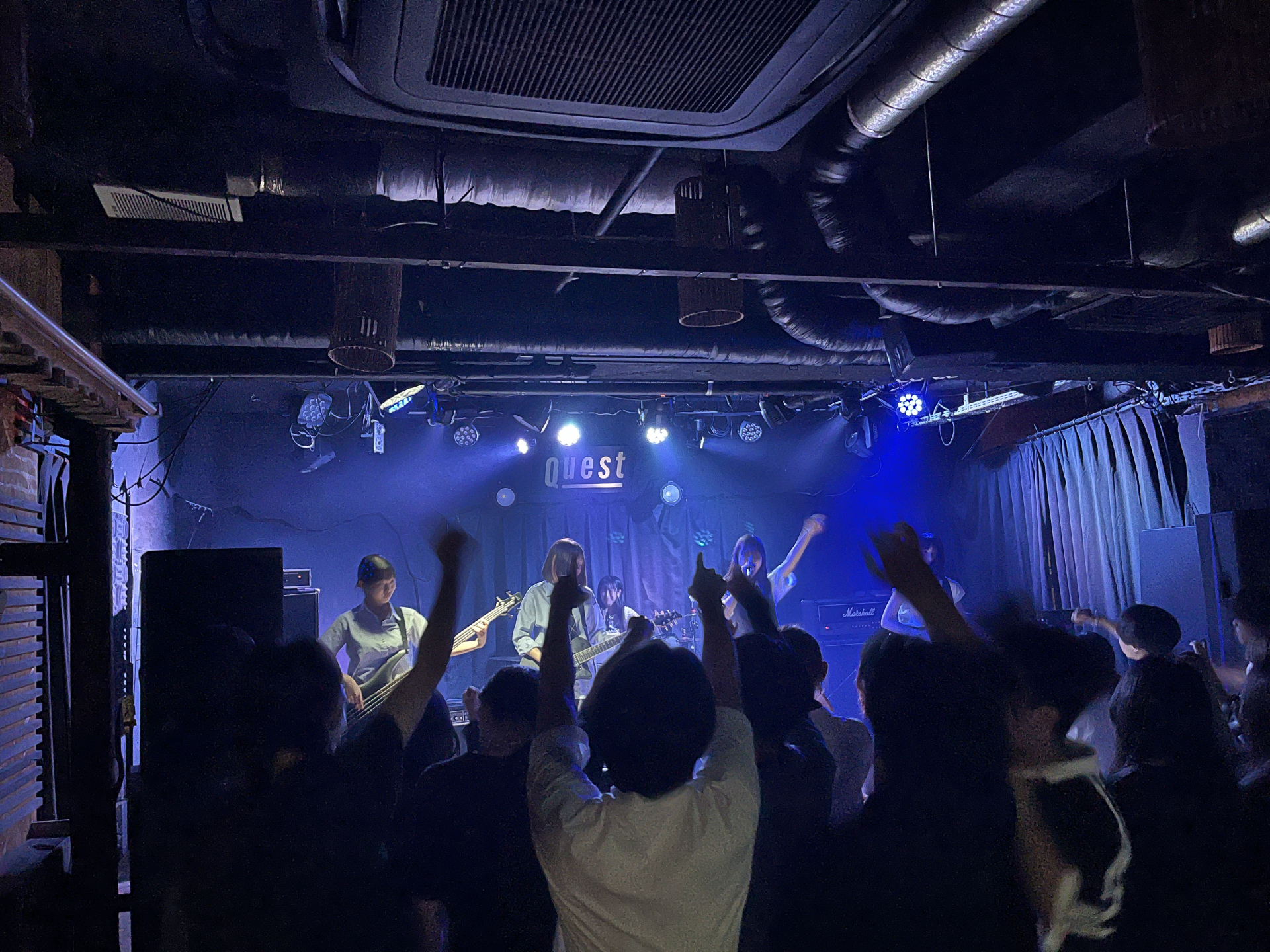 ライブハウスでのロックイベントの様子