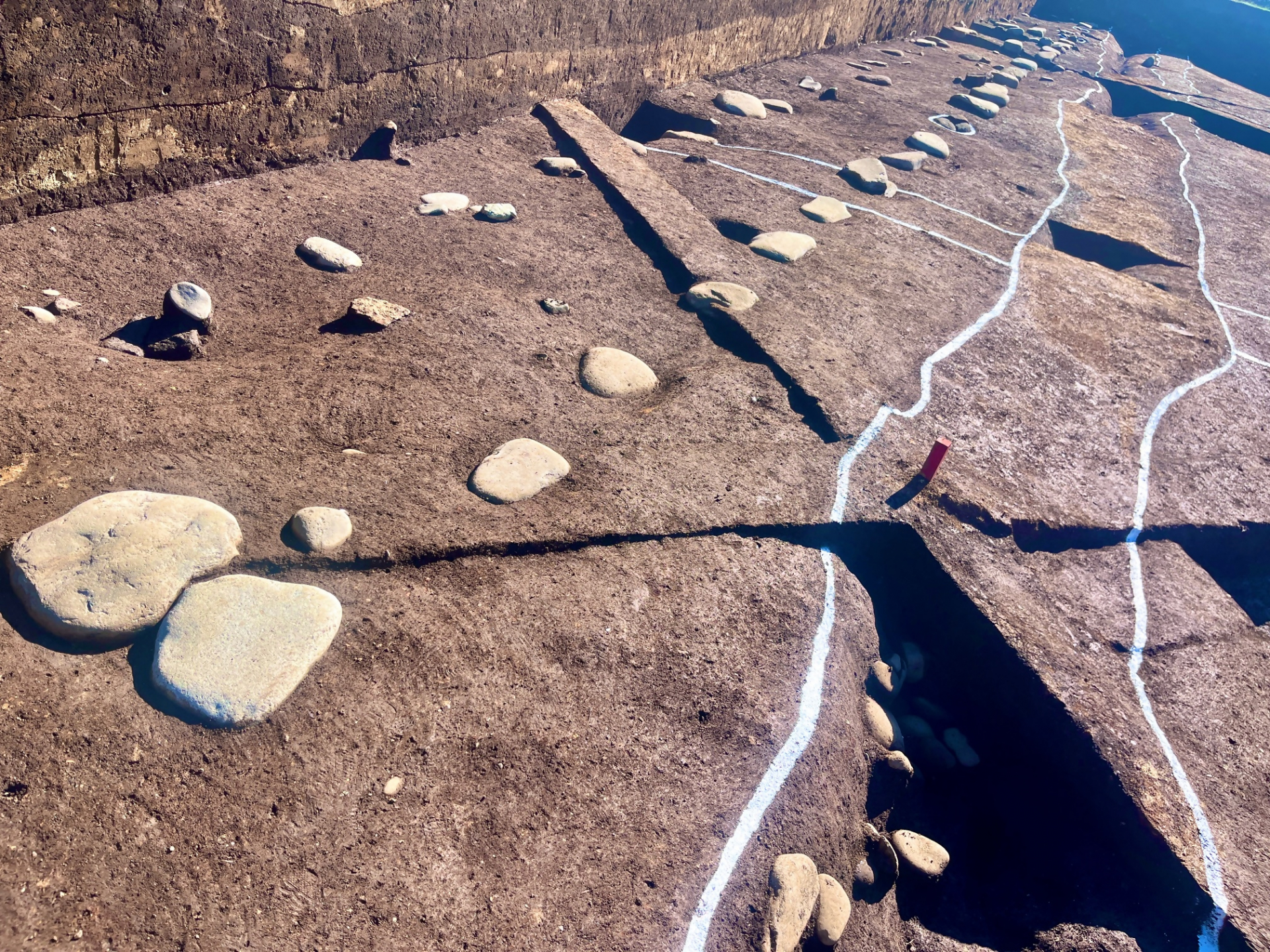 長大な礎石列と溝